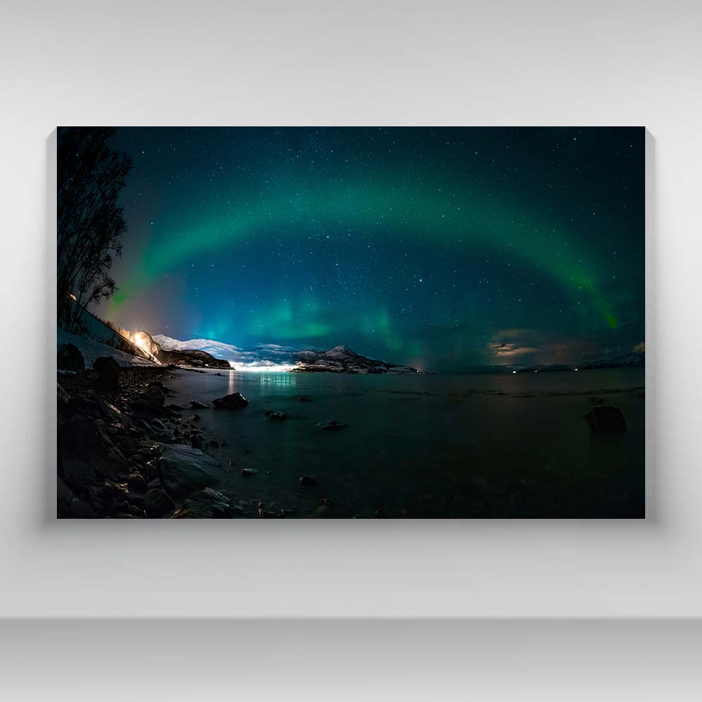 Aurora boreal en la nieve