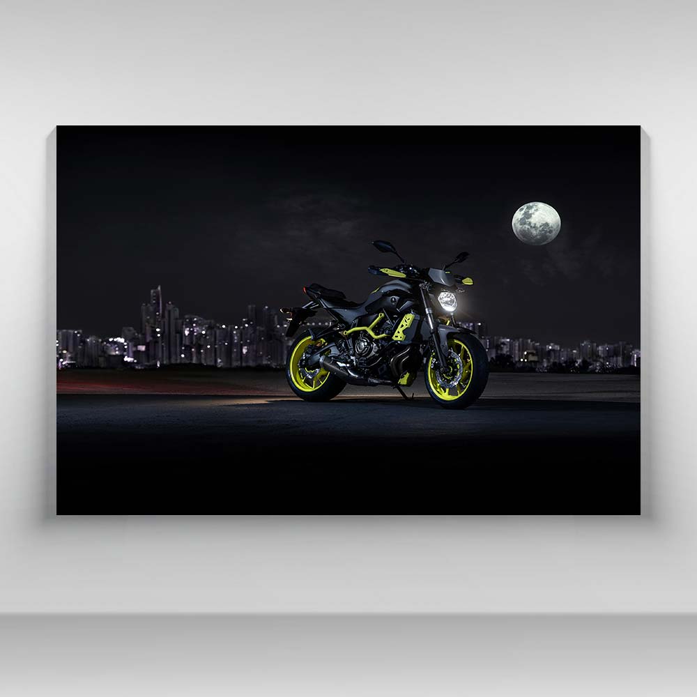 Motocicleta - Yamaha amarilla y luna