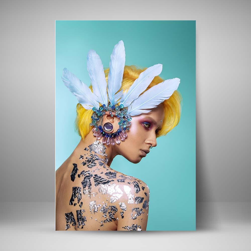 Mujer con oreja de plumas