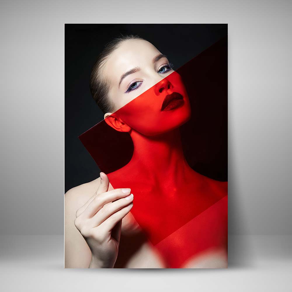 Mujer cristal en rojo